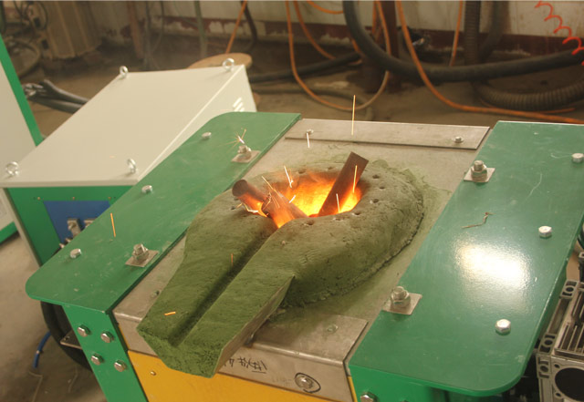 金属と鋳物の誘導加熱装置
